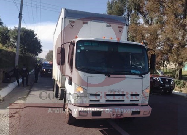 Tras operativo, recuperan tractocamión robado sobre la Chiautempan-Puebla